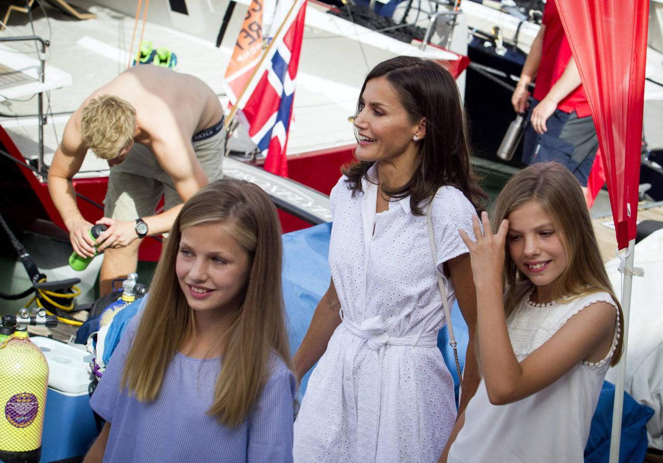 Los Reyes y sus hijas, la princesa Leonor y la infanta Sofía, disfrutan ya de sus vacaciones en el Palacio de Marivent de Palma, durante las que don Felipe va a combinar su actividad institucional con el ocio y el descanso en familia. Unos días más tarde de lo que suele ser habitual respecto a años anteriores, los reyes se instalan en la capital balear después de que concluyeran su agenda oficial en Madrid. 