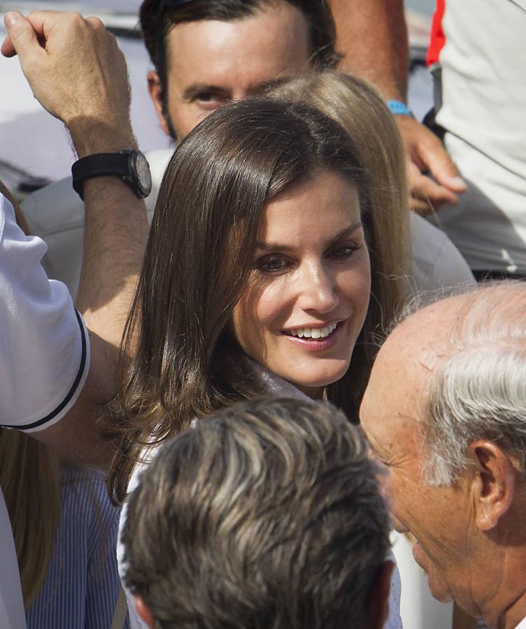 Los Reyes y sus hijas, la princesa Leonor y la infanta Sofía, disfrutan ya de sus vacaciones en el Palacio de Marivent de Palma, durante las que don Felipe va a combinar su actividad institucional con el ocio y el descanso en familia. Unos días más tarde de lo que suele ser habitual respecto a años anteriores, los reyes se instalan en la capital balear después de que concluyeran su agenda oficial en Madrid. 