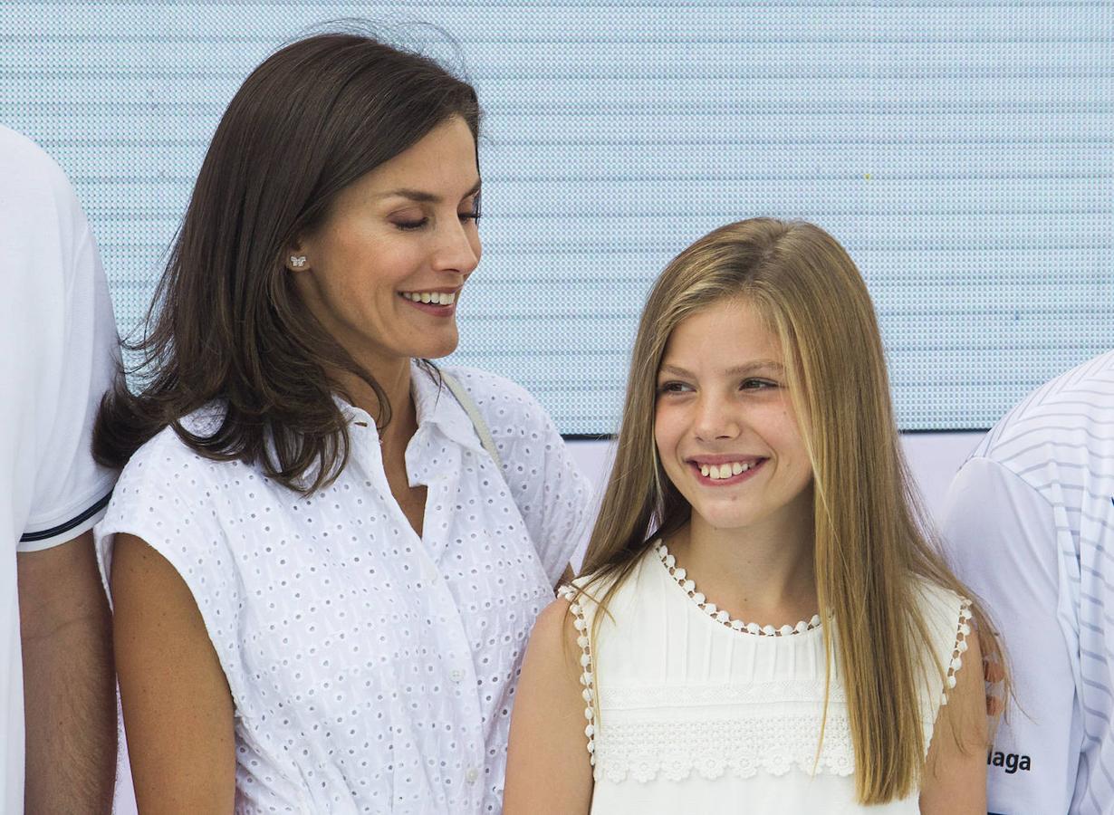 Los Reyes y sus hijas, la princesa Leonor y la infanta Sofía, disfrutan ya de sus vacaciones en el Palacio de Marivent de Palma, durante las que don Felipe va a combinar su actividad institucional con el ocio y el descanso en familia. Unos días más tarde de lo que suele ser habitual respecto a años anteriores, los reyes se instalan en la capital balear después de que concluyeran su agenda oficial en Madrid. 