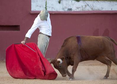 Imagen secundaria 1 - Enrique Ponce entrena de nuevo en el ruedo.