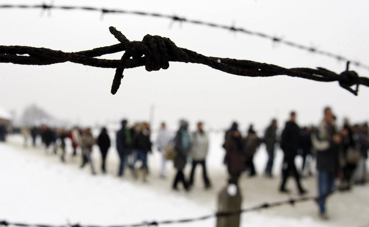 Estudiantes franceses visitan el campo de concentración de Auschwitz-Birkenau. 