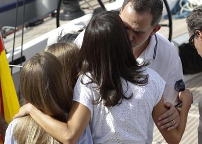 Imagen secundaria 1 - Jornada en el náutico de los reyes y sus hijas para empezar las vacaciones