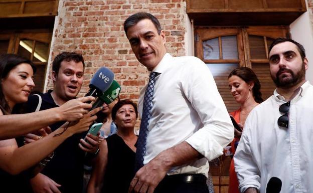 El presidente del Gobierno en funciones, Pedro Sánchez, tras su reunión con colectivos de Igualdad.