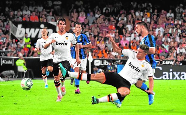 Paulista, expeditivo, despeja el balón ante un futbolista del Inter.