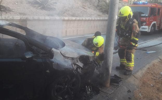 Un conductor borracho choca con una farola, incendia su coche y huye a pie en Alicante