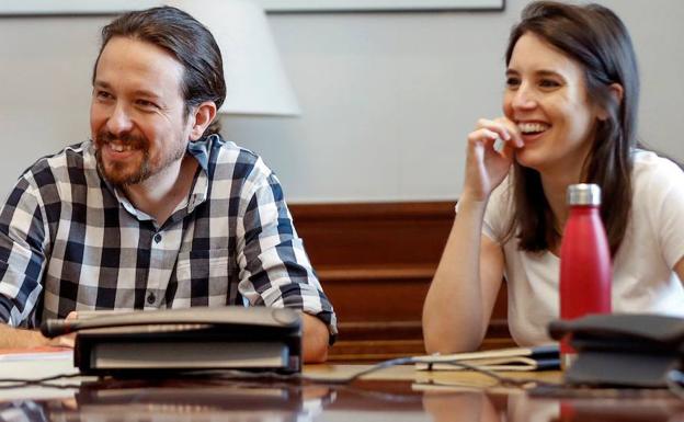 Pablo Iglesias (i) e Irene Montero. 