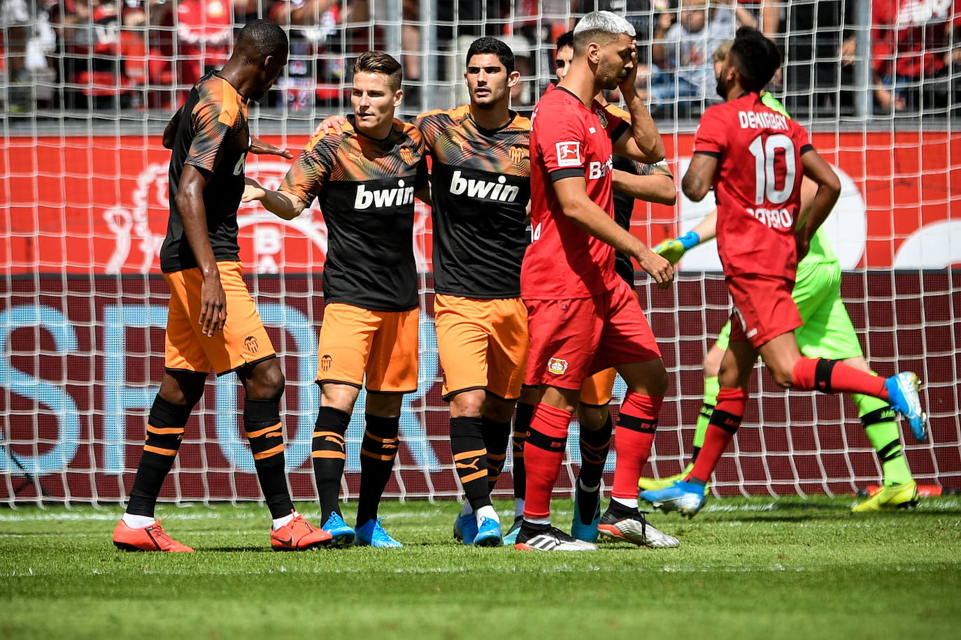 Así ha sido el partido de pretemporada entre el club alemán y el equipo de Marcelino, con Cillesen y Gameiro como titulares tras recuperarse de sus molestias.