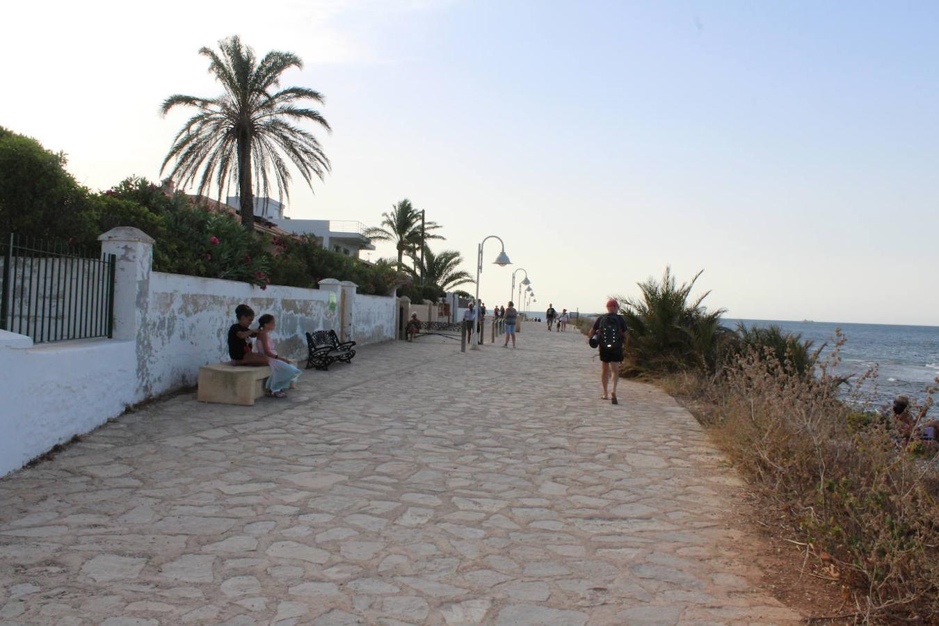 Paseo de la playa Trampolí, Denia.