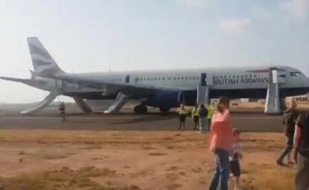 Imagen del vídeo de Dani Meroño tras ser evacuado del avión.