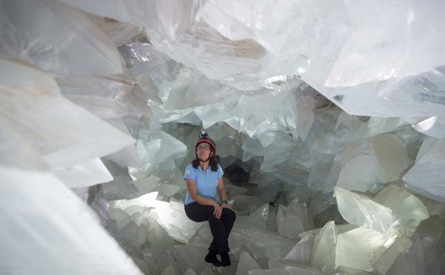 Imagen principal - Cristales de yeso y entrada de la Geoda de Pulpí. 