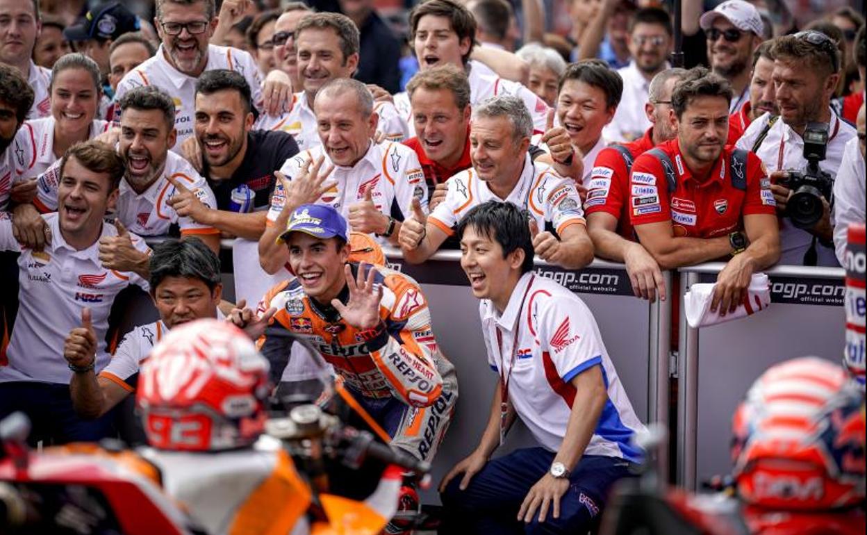 Marc Márquez celebra su triunfo en Brno.