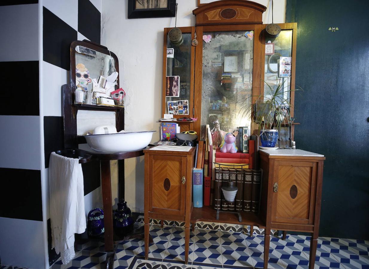 Hace veintiún años Queka encontró de casualidad la casa en Els Poblets que hoy acoge su hogar. «Yo soy de Ondara, y al nacer mi hijo decidí quedarme aquí para que creciera rodeado de la familia. Vivimos muy a gusto, hay muchos extranjeros y residentes con inquietudes culturales y gastronómicas que se implican en la vida del pueblo», explica. Desde el principio tuvo claro que no iba a acometer una reforma integral, sino que su deseo era ir transformándola a fuego lento para que fuera evolucionando según las necesidades. A la hora de decorar, confiesa Queka que le gusta rodearse de antigüedades, pues se siente atraída por lo viejo por ello, casi todas las piezas tienen una historia detrás. En la planta inferior el espacio se articula en torno a una cocina que ella mismo diseñó y que se exhibe como el resto de mobiliario. Además, está la habitación de su hijo y un baño. En la planta superior se ubica su dormitorio, el de su hija Anouk, un baño, la sala de estar y un cuarto donde atesora los más de mil películas que dejan huella sobre su amor por el cine.