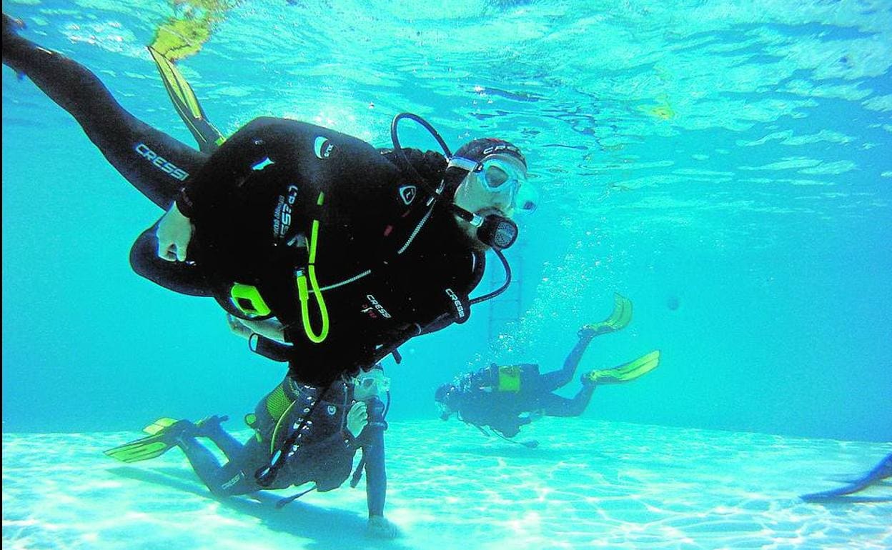 Submarinistas en un curso de buceo.