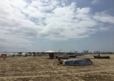 Imagen secundaria 1 - Jóvenes jugando a voleibol en la Malvarrosa. Playa de la Malvarrosa. Jairo, joven que visita la playa por las tardes, cuando hay menos gente. 