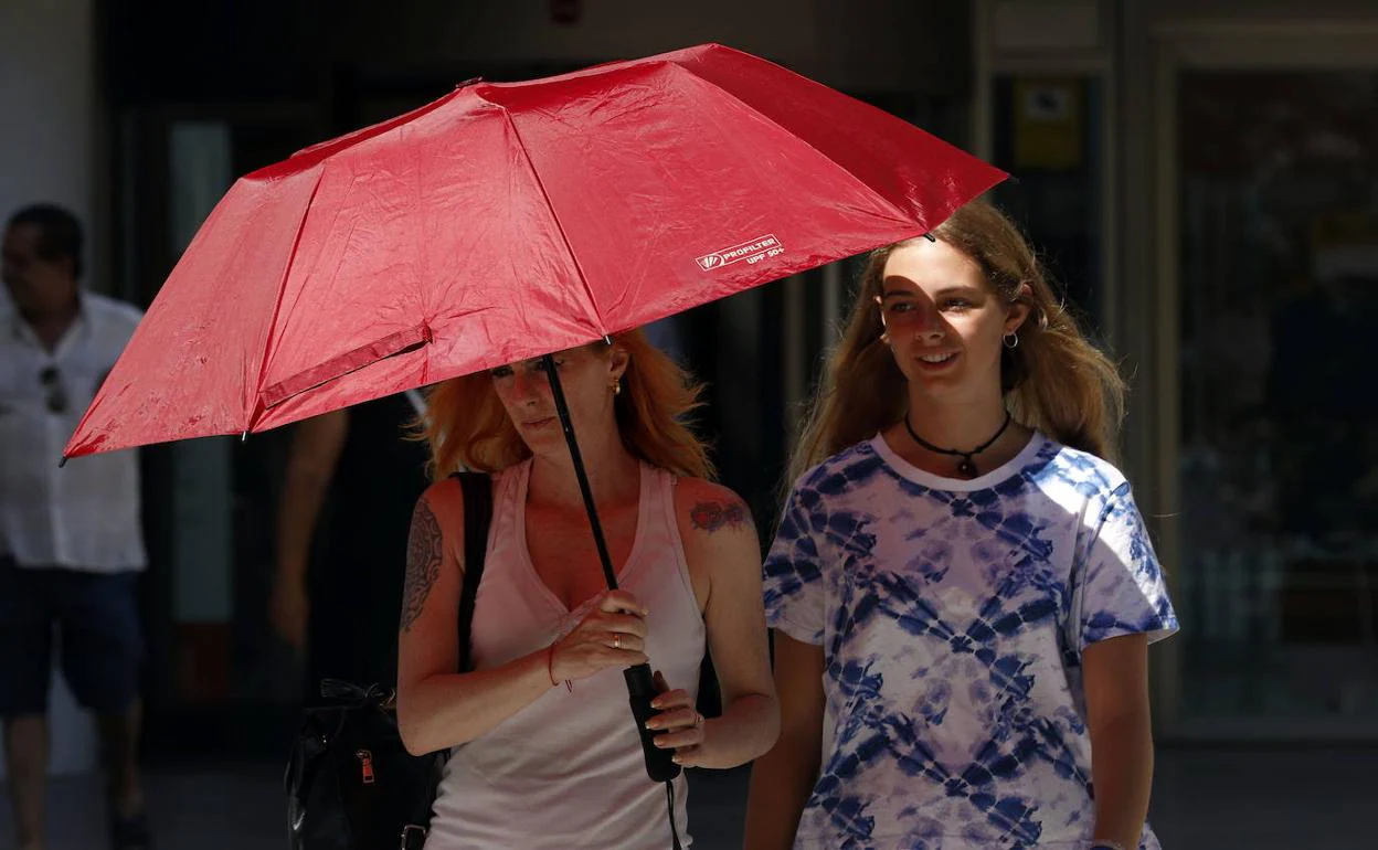 Dos mujeres protegiéndose del calor en Valencia.