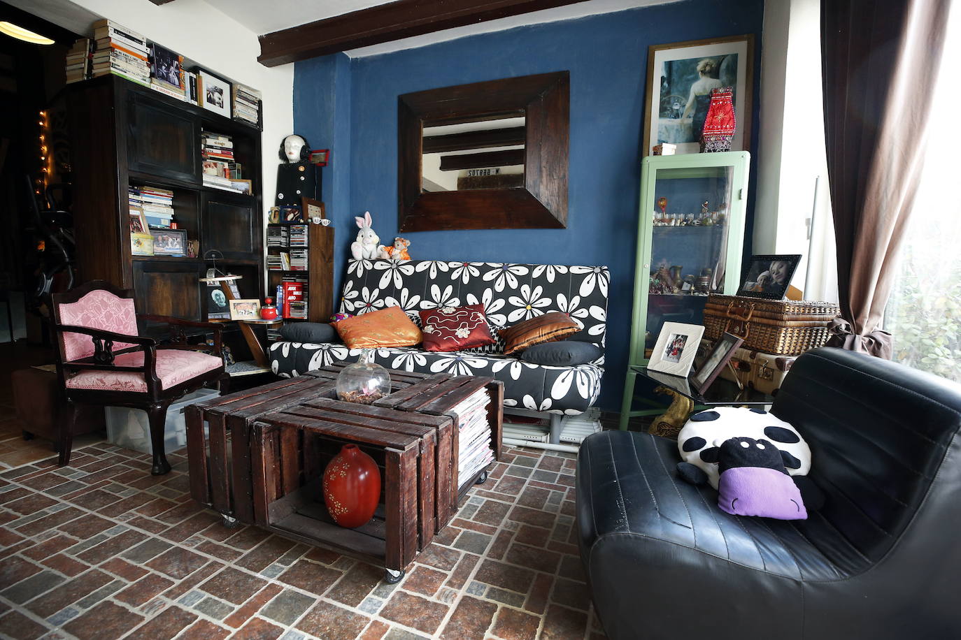 Hace veintiún años Queka encontró de casualidad la casa en Els Poblets que hoy acoge su hogar. «Yo soy de Ondara, y al nacer mi hijo decidí quedarme aquí para que creciera rodeado de la familia. Vivimos muy a gusto, hay muchos extranjeros y residentes con inquietudes culturales y gastronómicas que se implican en la vida del pueblo», explica. Desde el principio tuvo claro que no iba a acometer una reforma integral, sino que su deseo era ir transformándola a fuego lento para que fuera evolucionando según las necesidades. A la hora de decorar, confiesa Queka que le gusta rodearse de antigüedades, pues se siente atraída por lo viejo por ello, casi todas las piezas tienen una historia detrás. En la planta inferior el espacio se articula en torno a una cocina que ella mismo diseñó y que se exhibe como el resto de mobiliario. Además, está la habitación de su hijo y un baño. En la planta superior se ubica su dormitorio, el de su hija Anouk, un baño, la sala de estar y un cuarto donde atesora los más de mil películas que dejan huella sobre su amor por el cine.