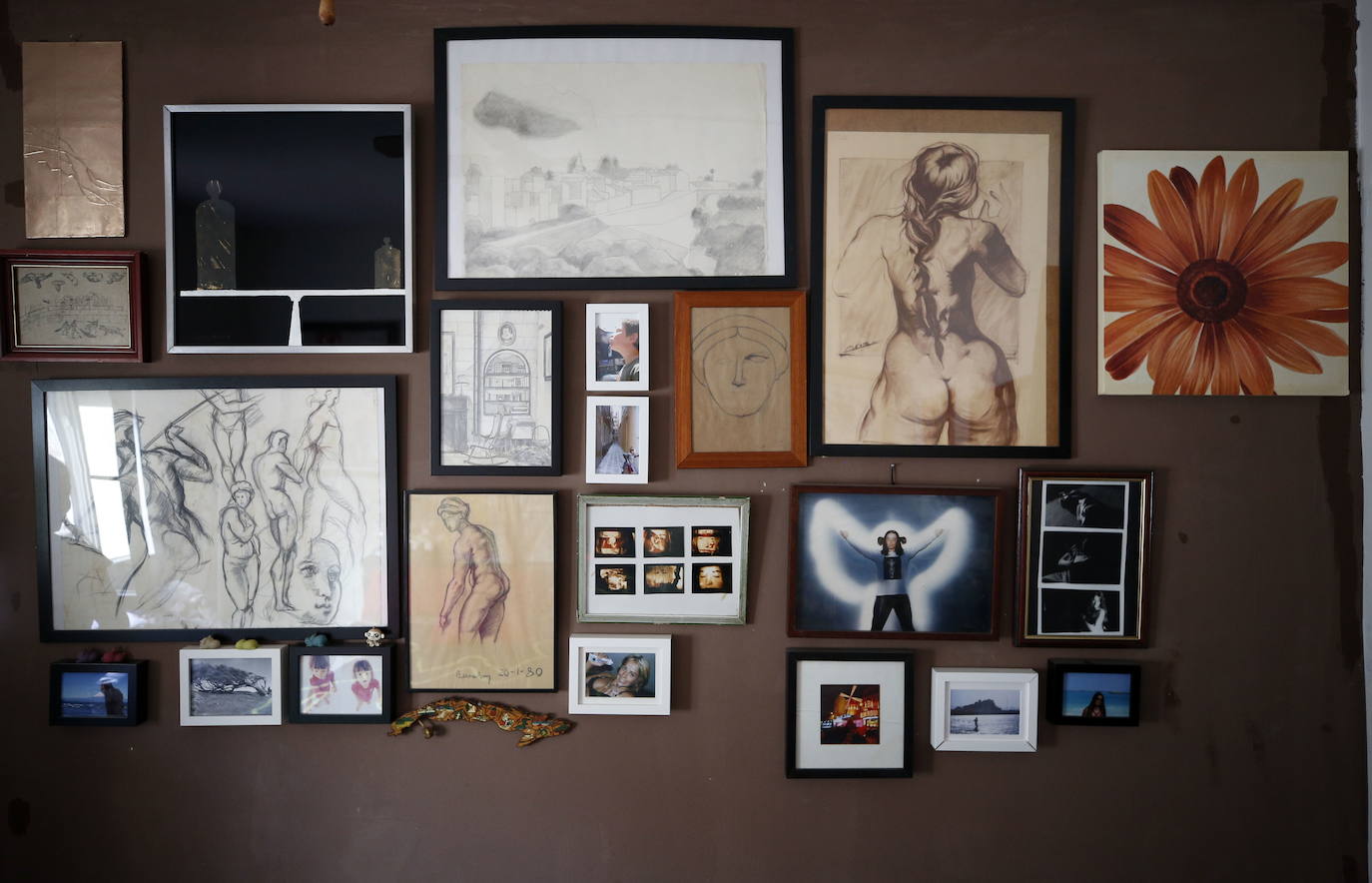 Hace veintiún años Queka encontró de casualidad la casa en Els Poblets que hoy acoge su hogar. «Yo soy de Ondara, y al nacer mi hijo decidí quedarme aquí para que creciera rodeado de la familia. Vivimos muy a gusto, hay muchos extranjeros y residentes con inquietudes culturales y gastronómicas que se implican en la vida del pueblo», explica. Desde el principio tuvo claro que no iba a acometer una reforma integral, sino que su deseo era ir transformándola a fuego lento para que fuera evolucionando según las necesidades. A la hora de decorar, confiesa Queka que le gusta rodearse de antigüedades, pues se siente atraída por lo viejo por ello, casi todas las piezas tienen una historia detrás. En la planta inferior el espacio se articula en torno a una cocina que ella mismo diseñó y que se exhibe como el resto de mobiliario. Además, está la habitación de su hijo y un baño. En la planta superior se ubica su dormitorio, el de su hija Anouk, un baño, la sala de estar y un cuarto donde atesora los más de mil películas que dejan huella sobre su amor por el cine.