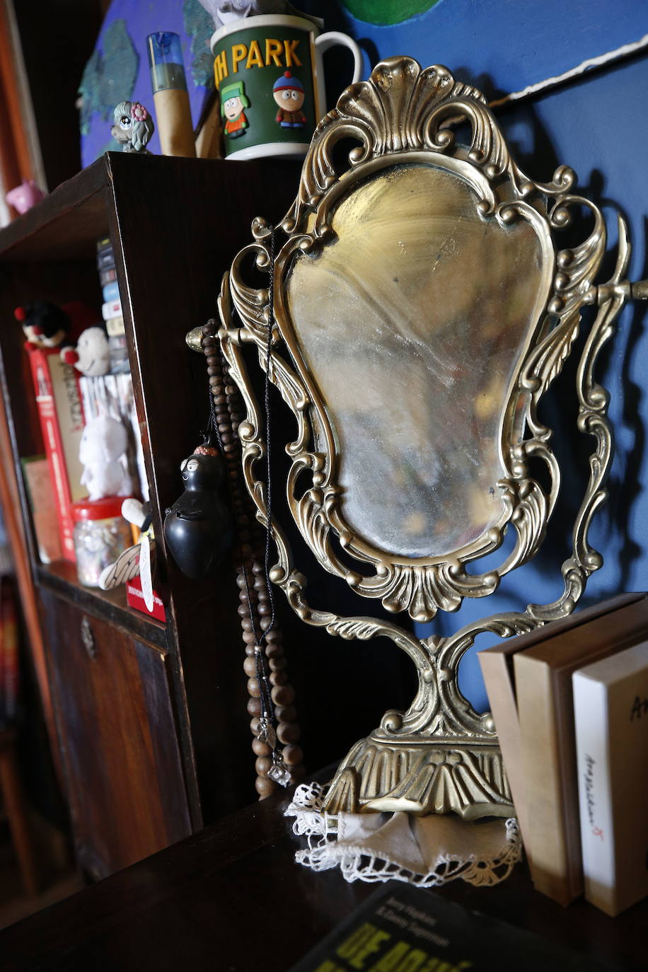 Hace veintiún años Queka encontró de casualidad la casa en Els Poblets que hoy acoge su hogar. «Yo soy de Ondara, y al nacer mi hijo decidí quedarme aquí para que creciera rodeado de la familia. Vivimos muy a gusto, hay muchos extranjeros y residentes con inquietudes culturales y gastronómicas que se implican en la vida del pueblo», explica. Desde el principio tuvo claro que no iba a acometer una reforma integral, sino que su deseo era ir transformándola a fuego lento para que fuera evolucionando según las necesidades. A la hora de decorar, confiesa Queka que le gusta rodearse de antigüedades, pues se siente atraída por lo viejo por ello, casi todas las piezas tienen una historia detrás. En la planta inferior el espacio se articula en torno a una cocina que ella mismo diseñó y que se exhibe como el resto de mobiliario. Además, está la habitación de su hijo y un baño. En la planta superior se ubica su dormitorio, el de su hija Anouk, un baño, la sala de estar y un cuarto donde atesora los más de mil películas que dejan huella sobre su amor por el cine.