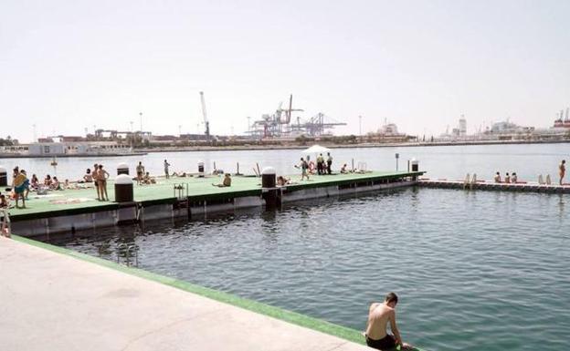 Galería. La piscina de agua salada en mitad de la ciudad.