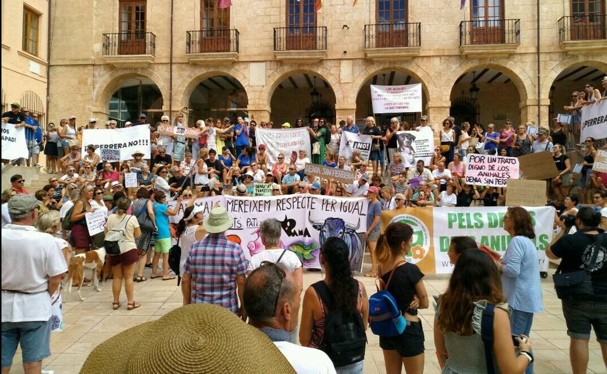 Manifestación en la Plaza del Ayuntamiento a favor de la protectora Apad de Dénia.