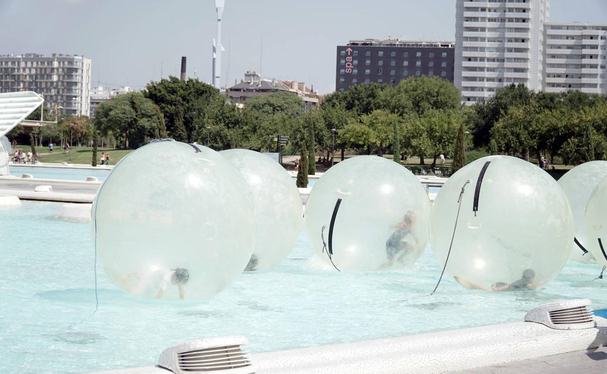 Uno de los planes para el sábado es surcar los lagos de la Ciudad de las Artes y las Ciencias. 