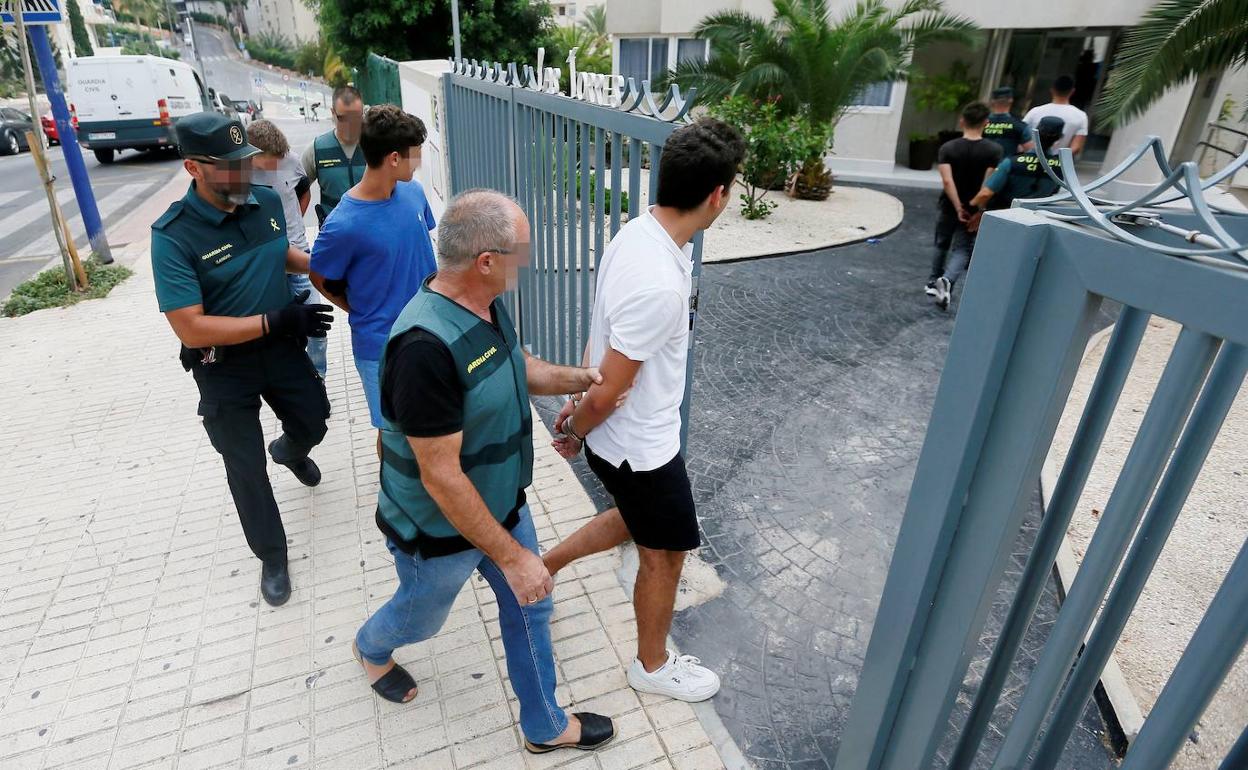 Los jóvenes detenidos en Benidorm por agresión sexual. 