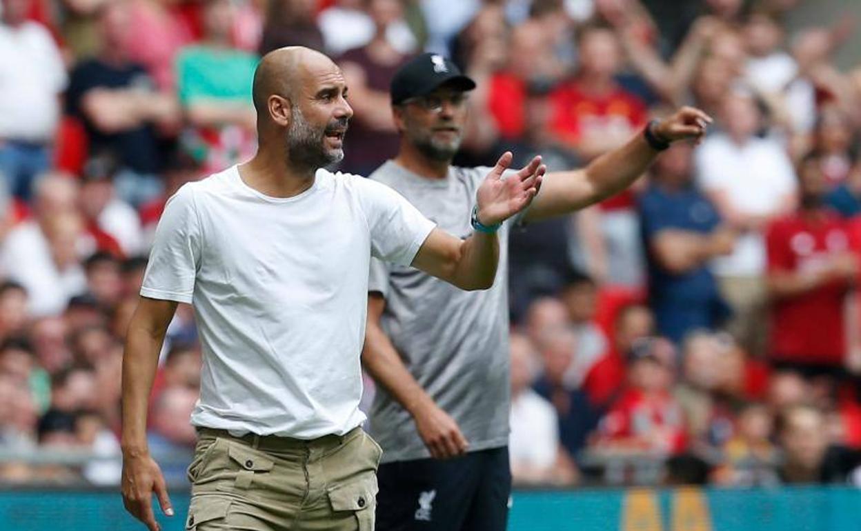 Guardiola y Klopp, dando órdenes desde la banda en la Community Shield.