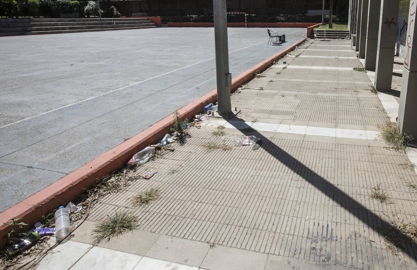 Fotos: La suciedad toma las canchas del viejo cauce del Turia en Valencia