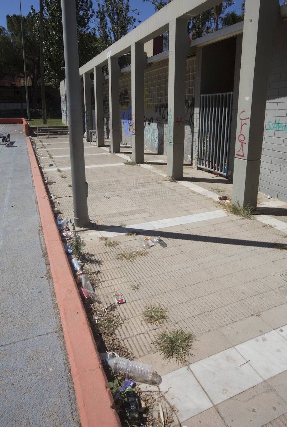 Fotos: La suciedad toma las canchas del viejo cauce del Turia en Valencia