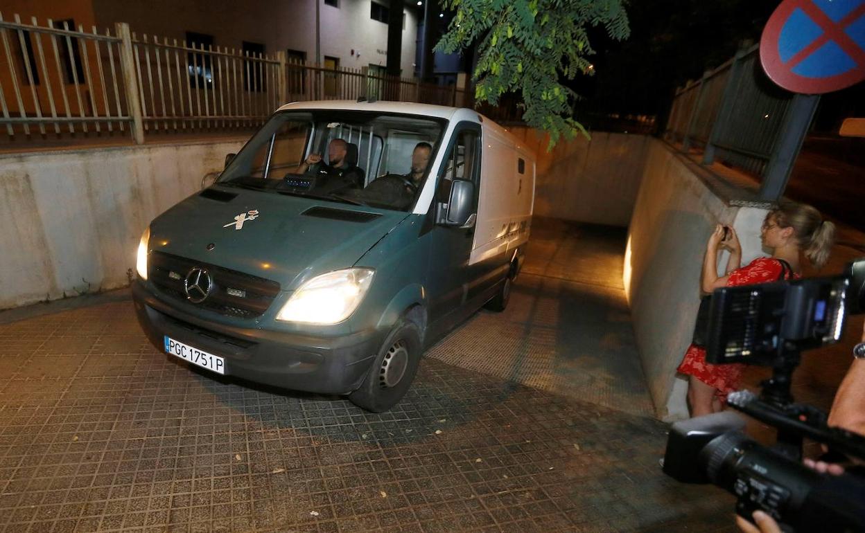 Furgón de la Guardia Civil saliendo del Palacio de Justicia de Benidorm. 