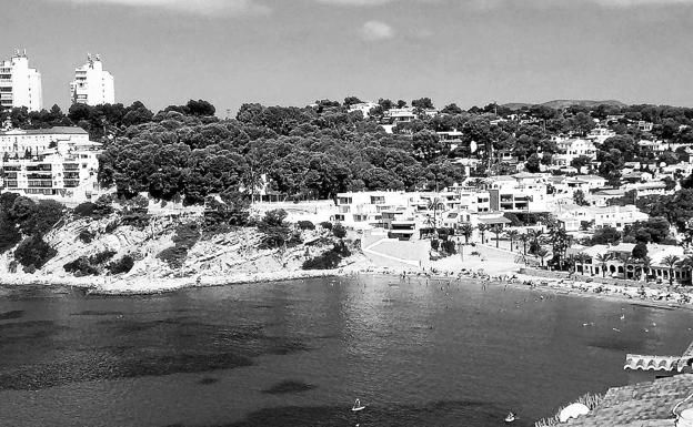 El Portet de Moraira, uno de los enclaves más exclusivos, que sufrió una regeneración de la playa muy criticada.