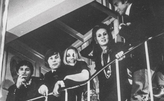 El estilista Jay Sebring (i), junto al director de cine Roman Polanski (2-i), la actriz Sharon Tate (c) y otras personas no identificadas durante una fiesta en Londres. 