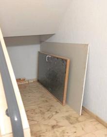 Imagen secundaria 2 - Dos ambunacias segundos despúes de tener un pequeño roce. Una puerta y un tablón de madera en el hueco de una escalera en el Hospital Clínico. Desconchones en el suelo del sótano del hospital y varias camas viejas. 