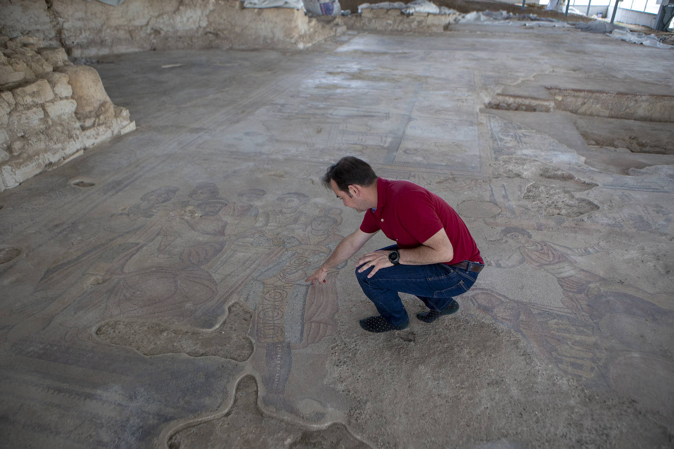 Imagen secundaria 2 - Arriba, el dedo de Miguel Ángel Valero señala una de las minúsculas teselas; debajo, tres cabezas decapitadas en el mito de Enómao, Pélope e Hipodamia, y el director de las excavaciones. 