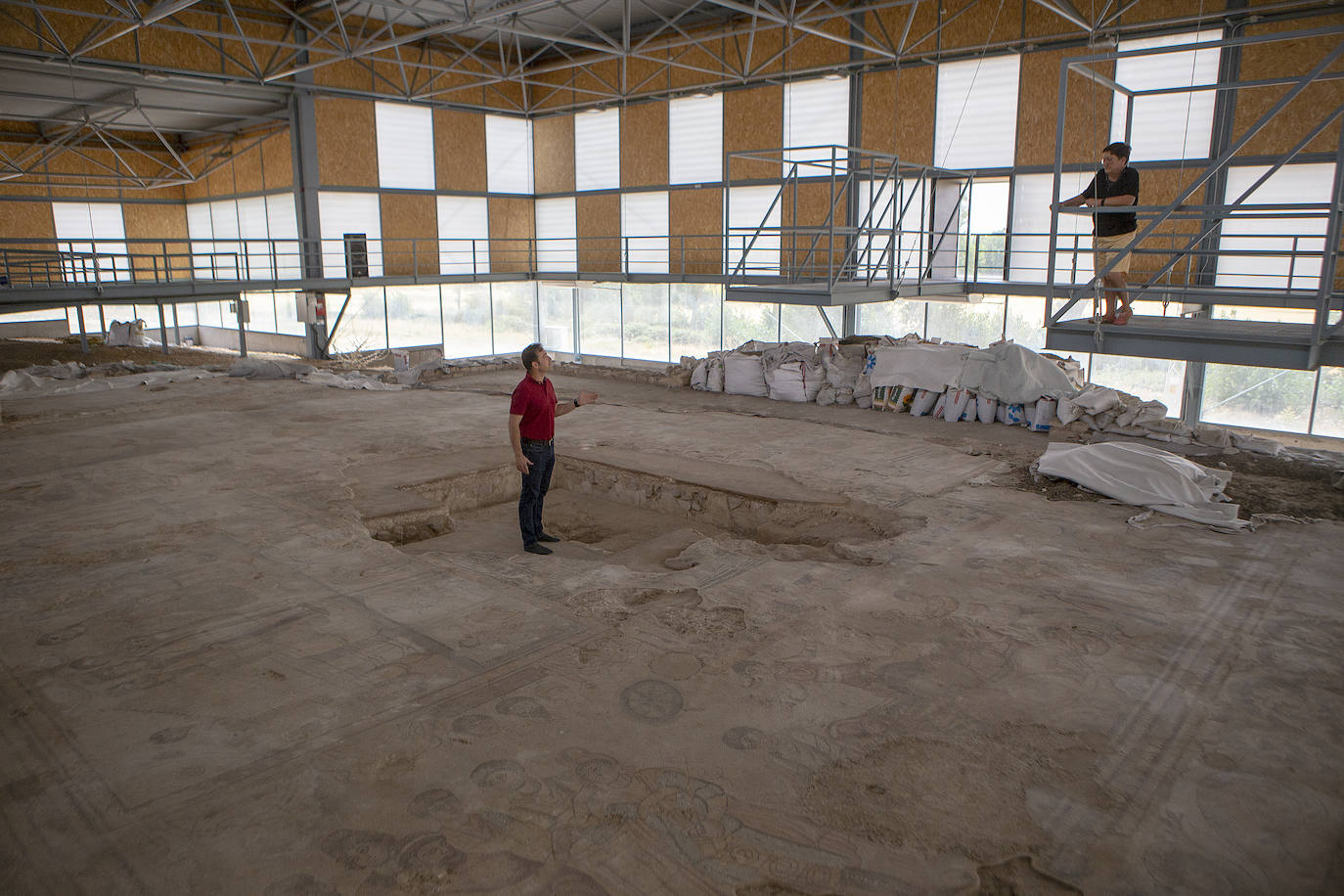 El director de la excavación, Miguel Ángel Valero, charla con la concejal de Cultura de Villar de Domingo García, Carmen Ballesteros.