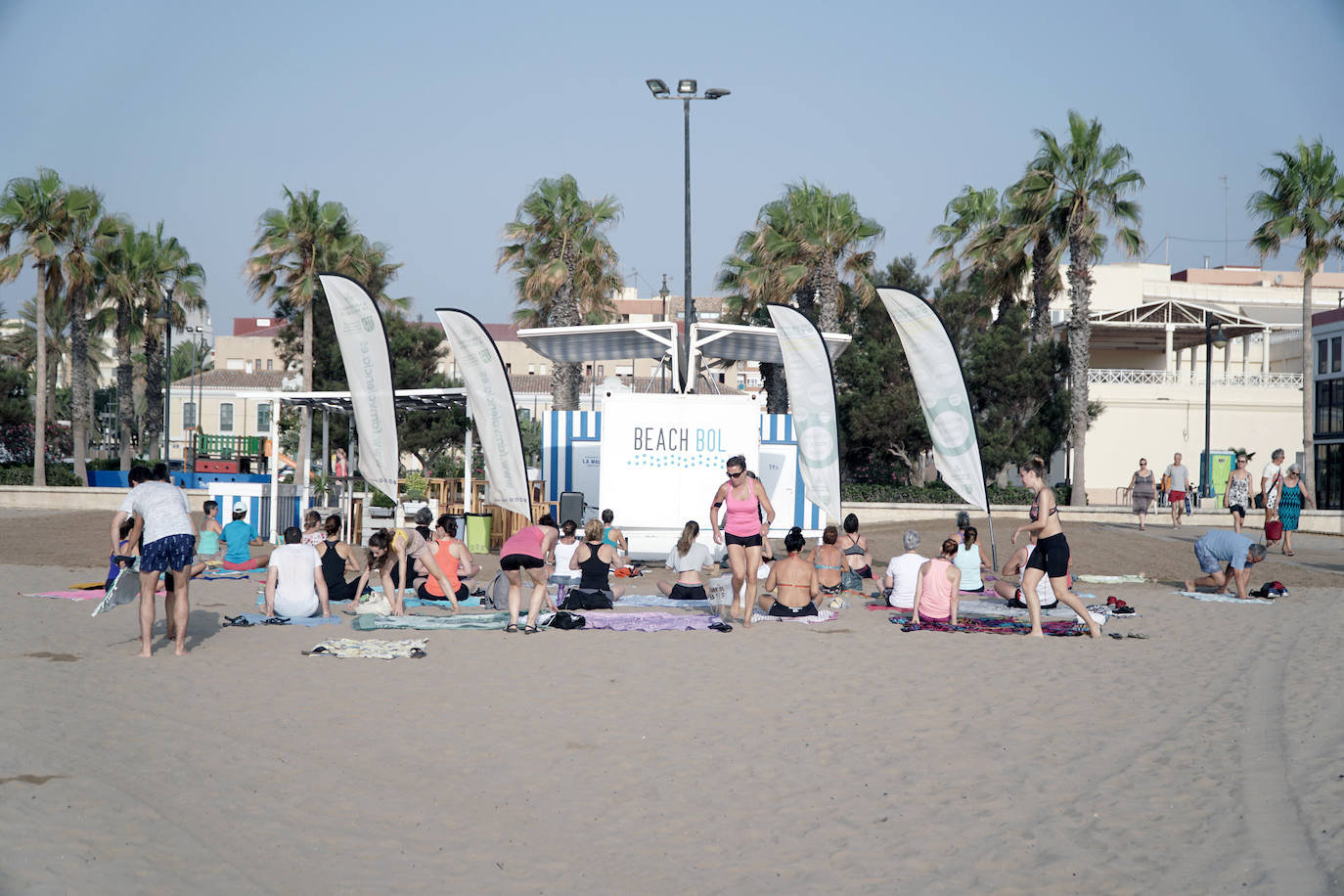 Ejercicio sobre la arena a primera hora de la mañana. Este plan gratuito se puede hacer de forma diaria en las playas de Valencia. No es necesario apuntarse, únicamente acudir y disfrutar de un momento de bienestar en un enclave especial.