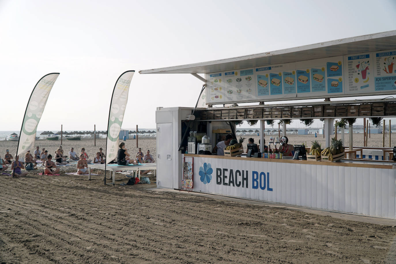 Ejercicio sobre la arena a primera hora de la mañana. Este plan gratuito se puede hacer de forma diaria en las playas de Valencia. No es necesario apuntarse, únicamente acudir y disfrutar de un momento de bienestar en un enclave especial.