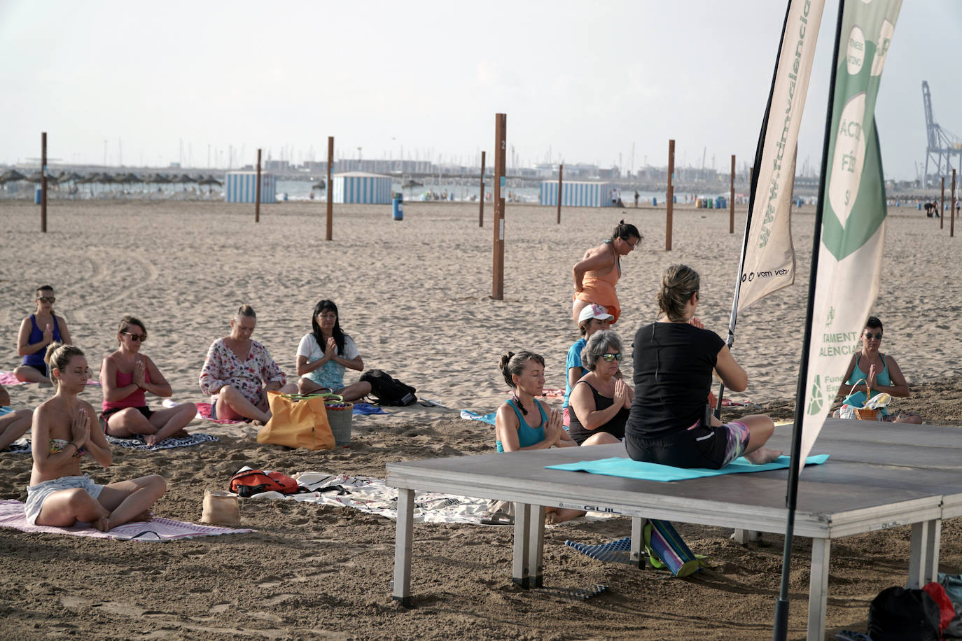 Ejercicio sobre la arena a primera hora de la mañana. Este plan gratuito se puede hacer de forma diaria en las playas de Valencia. No es necesario apuntarse, únicamente acudir y disfrutar de un momento de bienestar en un enclave especial.