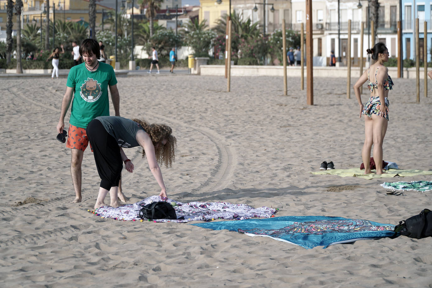 Ejercicio sobre la arena a primera hora de la mañana. Este plan gratuito se puede hacer de forma diaria en las playas de Valencia. No es necesario apuntarse, únicamente acudir y disfrutar de un momento de bienestar en un enclave especial.