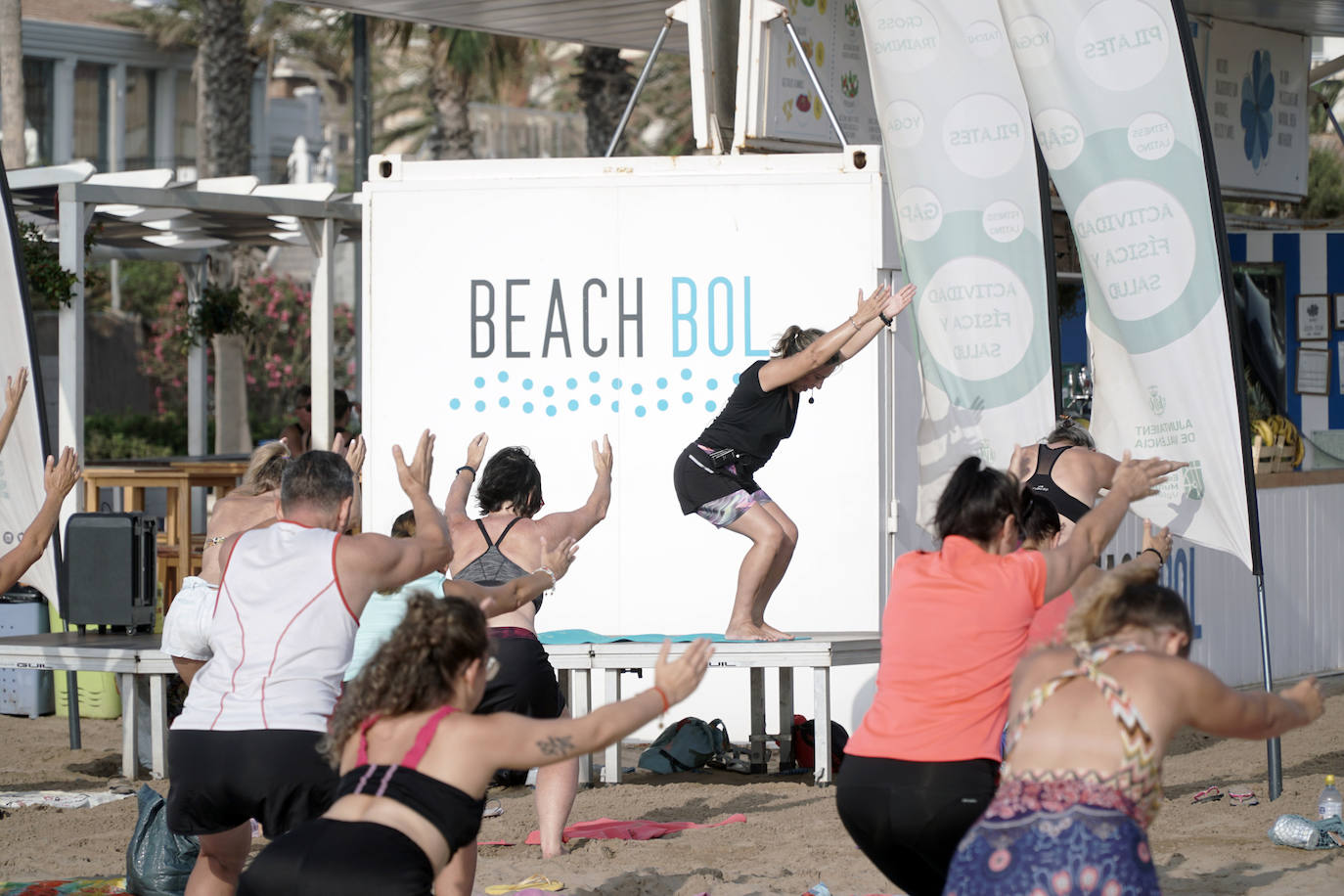 Ejercicio sobre la arena a primera hora de la mañana. Este plan gratuito se puede hacer de forma diaria en las playas de Valencia. No es necesario apuntarse, únicamente acudir y disfrutar de un momento de bienestar en un enclave especial.