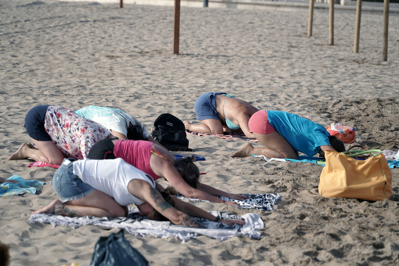 Ejercicio sobre la arena a primera hora de la mañana. Este plan gratuito se puede hacer de forma diaria en las playas de Valencia. No es necesario apuntarse, únicamente acudir y disfrutar de un momento de bienestar en un enclave especial.