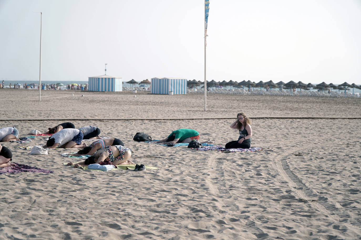 Ejercicio sobre la arena a primera hora de la mañana. Este plan gratuito se puede hacer de forma diaria en las playas de Valencia. No es necesario apuntarse, únicamente acudir y disfrutar de un momento de bienestar en un enclave especial.