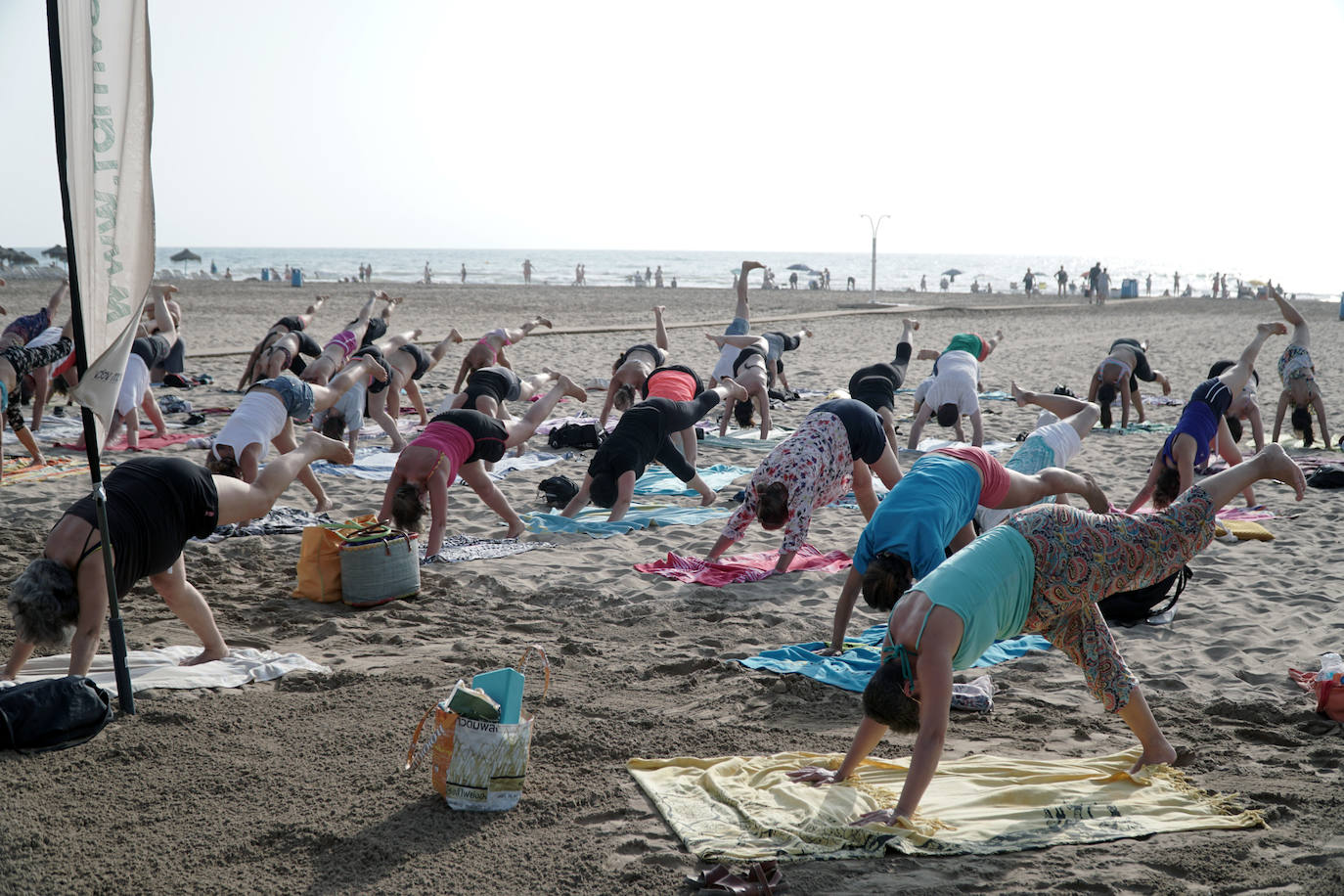 Ejercicio sobre la arena a primera hora de la mañana. Este plan gratuito se puede hacer de forma diaria en las playas de Valencia. No es necesario apuntarse, únicamente acudir y disfrutar de un momento de bienestar en un enclave especial.