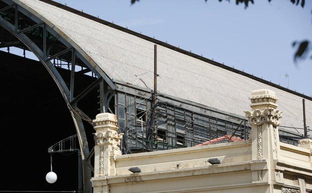 Cubierta lateral, en la que Adif ejecutará obras. 