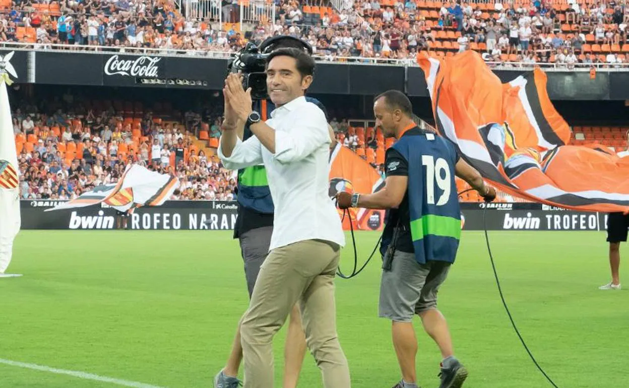 Marcelino salta al campo de Mestalla en la presentación del Trofeo Naranja este sábado.