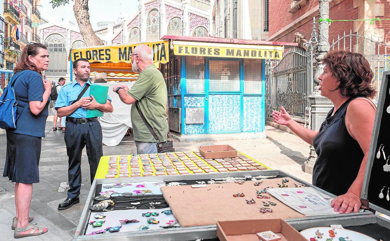 Los Oficiales de Control de Mercados piden las licencias a los comerciantes del mercadillo.