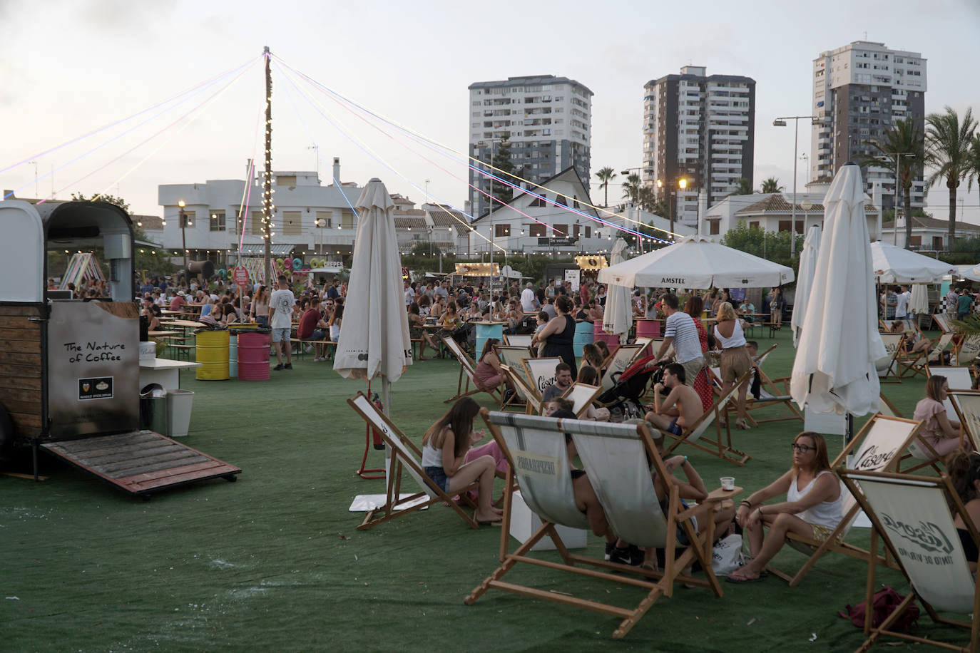 La playa de El Puig acoge el festival Solmarket que se ha convertido ya en toda una tendencia entre los planes de ocio valencianos. Un lugar para disfrutar del atardecer y del ocio gastronómico, pensado para todos los públicos, con puestos de comida y actividades con las que disfrutar los días de verano. Además, la oferta gastronómica de este año se vuelve más internacional que nunca con arriesgadas combinaciones de países como Tailandia, Japón, Venezuela, México, Argentina, Cuba o Italia. La entrada es gratuita y consigue reunir año tras año a miles de asistentes.