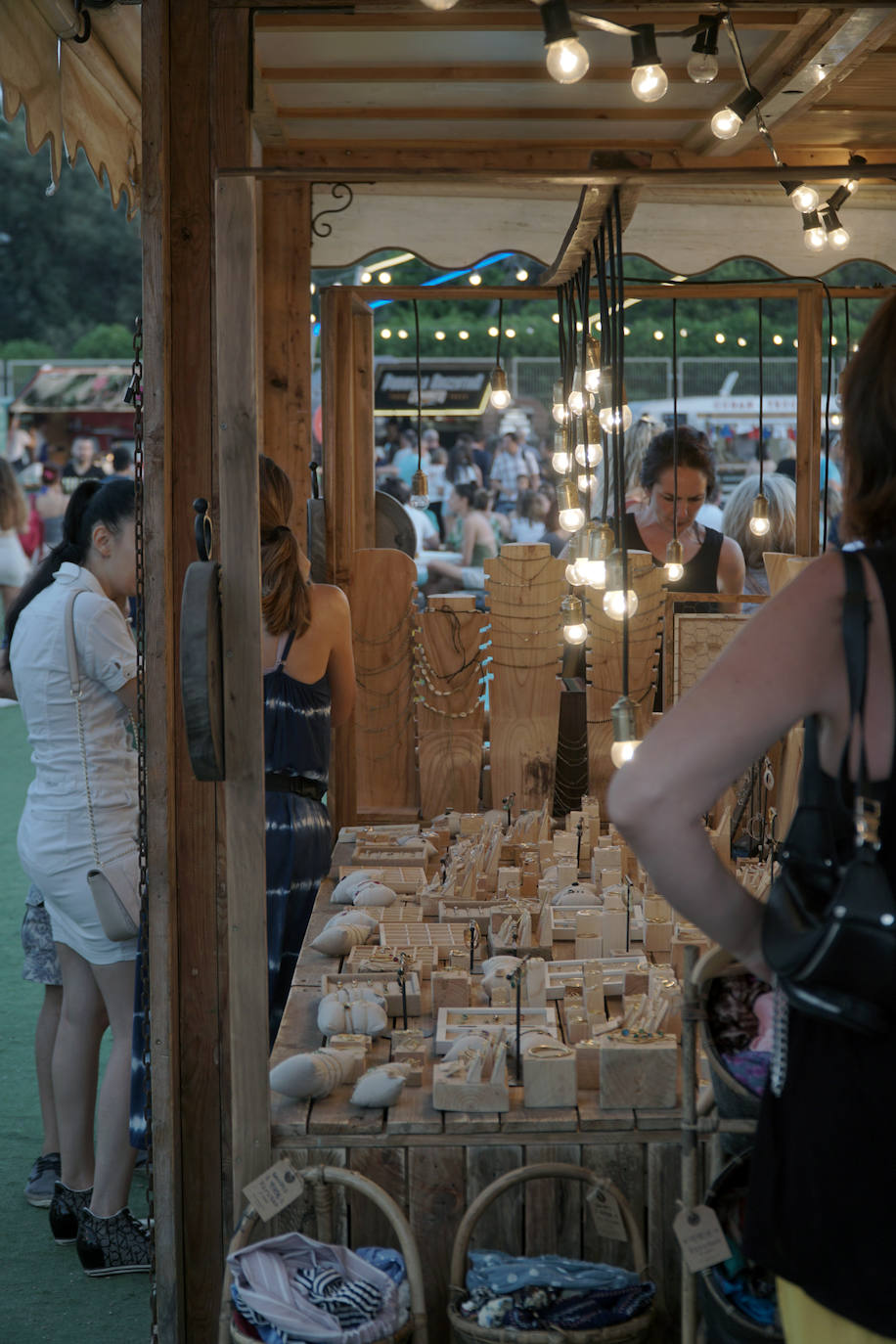 La playa de El Puig acoge el festival Solmarket que se ha convertido ya en toda una tendencia entre los planes de ocio valencianos. Un lugar para disfrutar del atardecer y del ocio gastronómico, pensado para todos los públicos, con puestos de comida y actividades con las que disfrutar los días de verano. Además, la oferta gastronómica de este año se vuelve más internacional que nunca con arriesgadas combinaciones de países como Tailandia, Japón, Venezuela, México, Argentina, Cuba o Italia. La entrada es gratuita y consigue reunir año tras año a miles de asistentes.