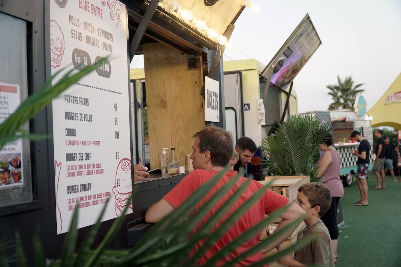 La playa de El Puig acoge el festival Solmarket que se ha convertido ya en toda una tendencia entre los planes de ocio valencianos. Un lugar para disfrutar del atardecer y del ocio gastronómico, pensado para todos los públicos, con puestos de comida y actividades con las que disfrutar los días de verano. Además, la oferta gastronómica de este año se vuelve más internacional que nunca con arriesgadas combinaciones de países como Tailandia, Japón, Venezuela, México, Argentina, Cuba o Italia. La entrada es gratuita y consigue reunir año tras año a miles de asistentes.