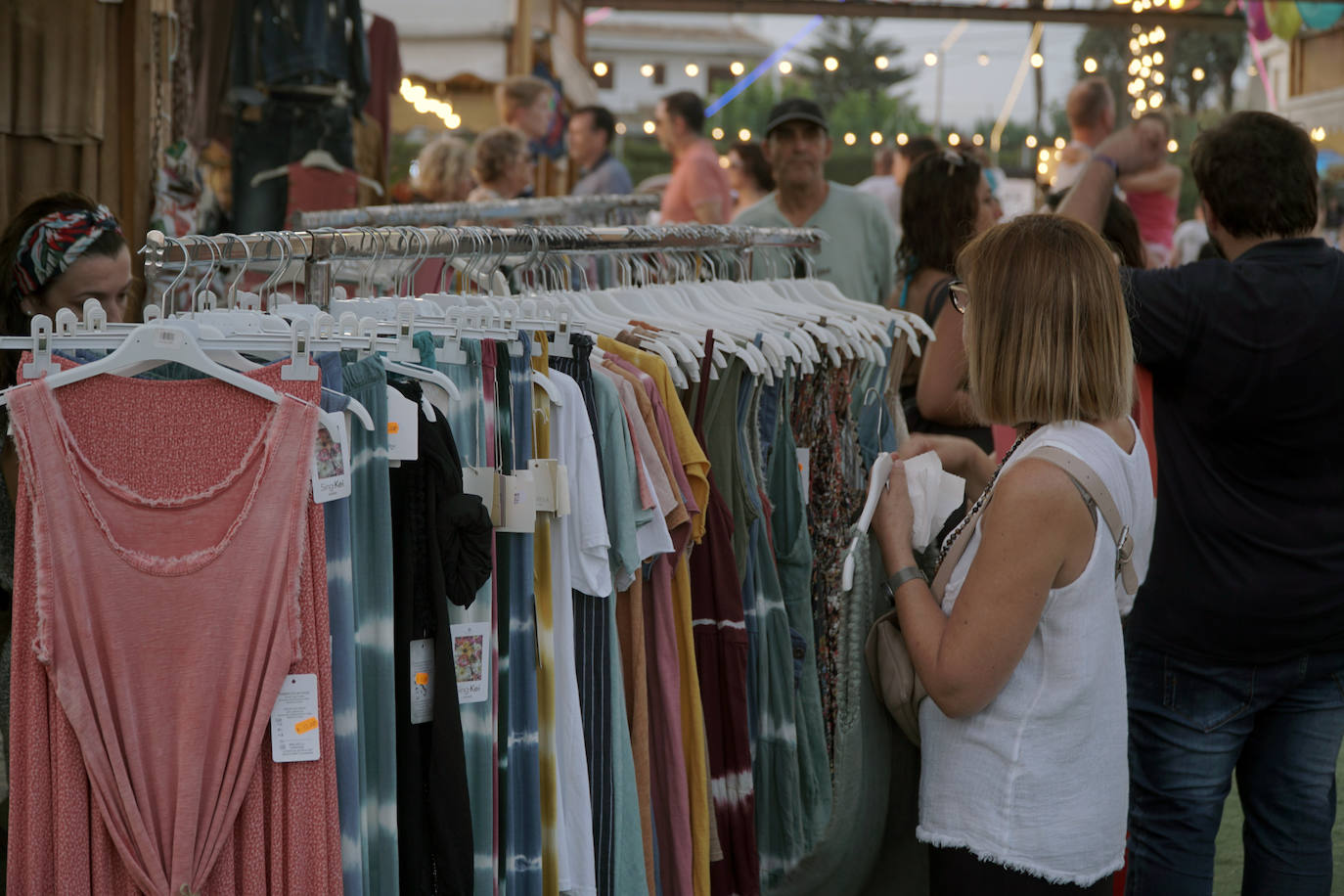 La playa de El Puig acoge el festival Solmarket que se ha convertido ya en toda una tendencia entre los planes de ocio valencianos. Un lugar para disfrutar del atardecer y del ocio gastronómico, pensado para todos los públicos, con puestos de comida y actividades con las que disfrutar los días de verano. Además, la oferta gastronómica de este año se vuelve más internacional que nunca con arriesgadas combinaciones de países como Tailandia, Japón, Venezuela, México, Argentina, Cuba o Italia. La entrada es gratuita y consigue reunir año tras año a miles de asistentes.